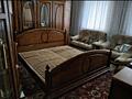 Дубовая кровать, комод, 2 тумбочки