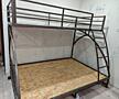 Двухъярусная прочная кровать с матрассами