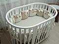 Детская кроватка. Может быть круглой, может овальной.