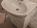 Продам раковину с краном и тумбочкой