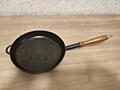 Продам чугунную сковородку, деревянная съёмная ручка, цена 1000 руб. 077589539.