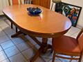 Продам красивый деревянный стол и два стула
