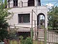 Продам 2-х этажный дом в Кошарах подземный гараж, отопление печное. ..