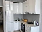 Продам стильну двокімнатну квартиру в новому будинку з видом на море .